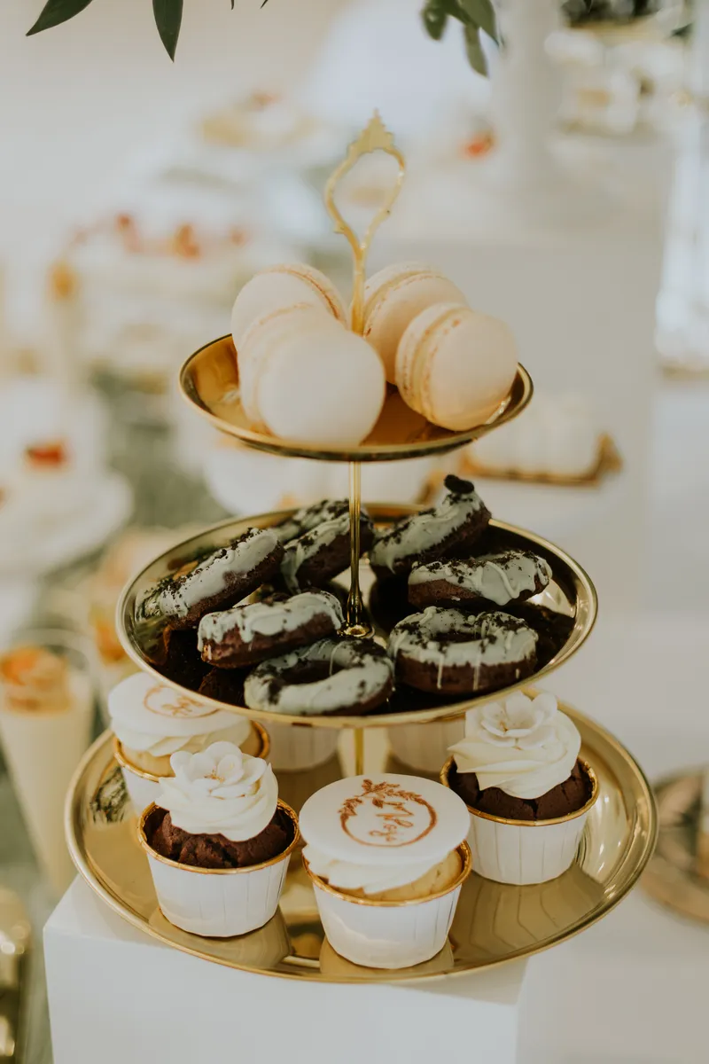 Trzypiętrowa patera ze słodkościami