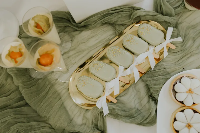 Cakesicles na złotej tacy