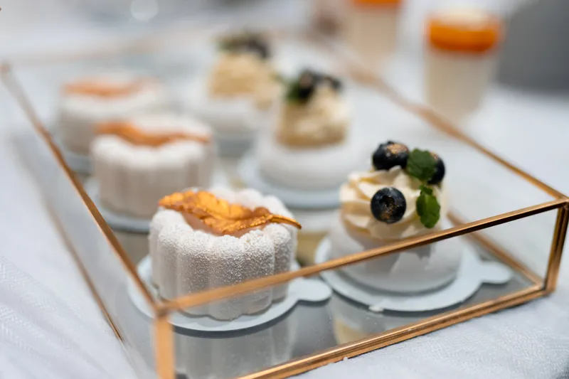 Mini desery ze złotym listkiem