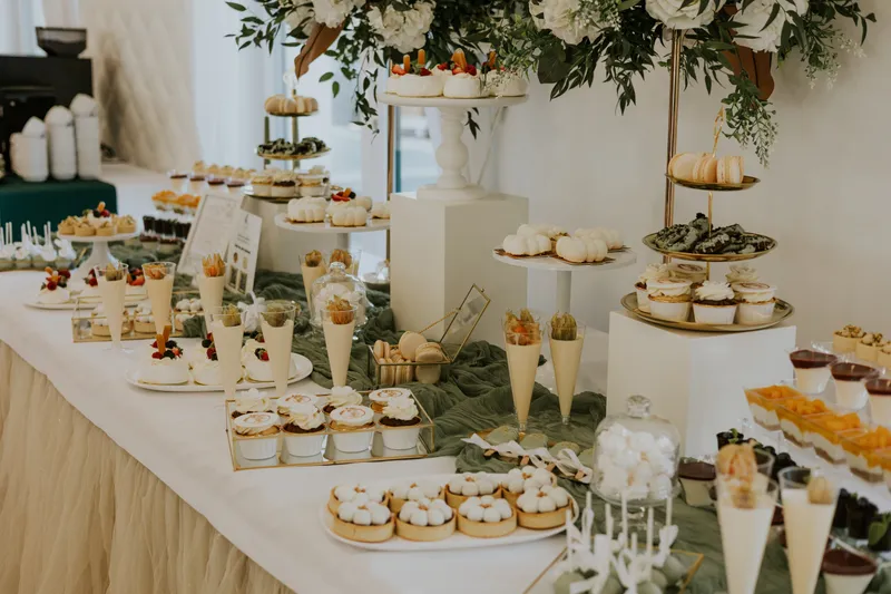 Słodki stół weselny — widok ogólny