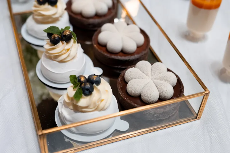 Desery w złotej gablocie